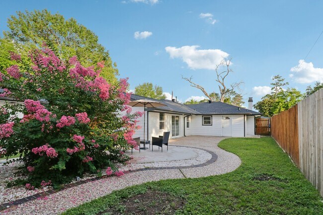 Building Photo - 10328 Shadow Oaks Dr