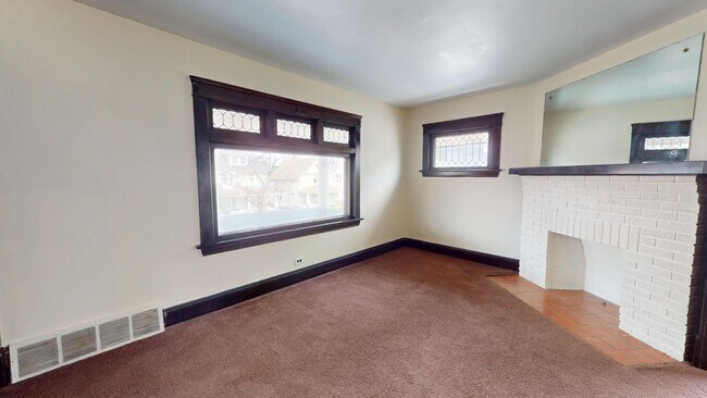 Building Photo - 2 bedroom/1 bath (upper unit)- 1ST MONTH FREE IF LEASE SIGNED BY 10/15