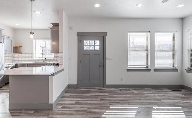 Building Photo - 3 bed 2.5 bath townhome in heart of Meridian