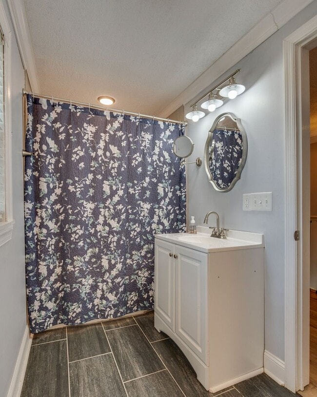 Building Photo - 4 Bedroom / 4 Bath Home for Rent! Kingspor...
