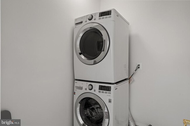 Building Photo - 128 Queen St