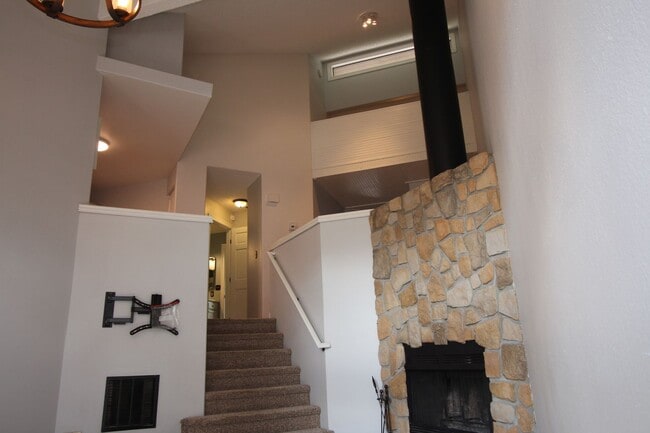 Building Photo - Adorable 2bdrm 1 bath townhome in Desirabl...