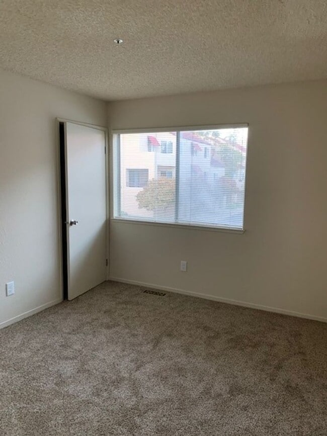 Building Photo - Multilevel townhome at City Homes East