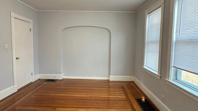 Building Photo - 10 Newport Terrace