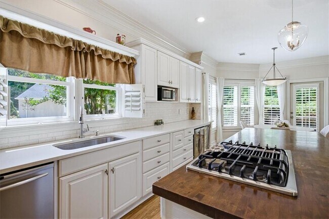 Building Photo - 210 Masters View Ct
