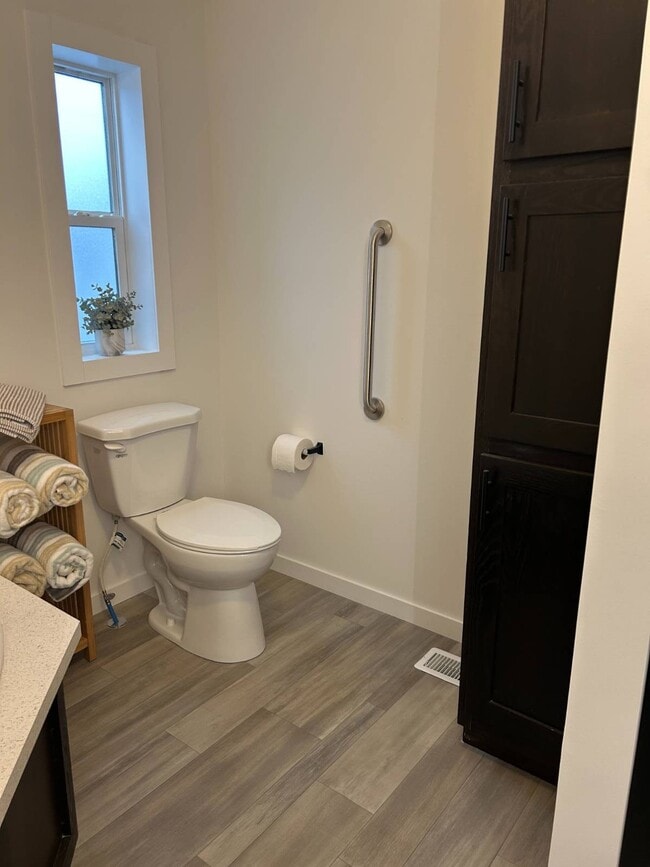 Building Photo - 5222 Greenwich Rd