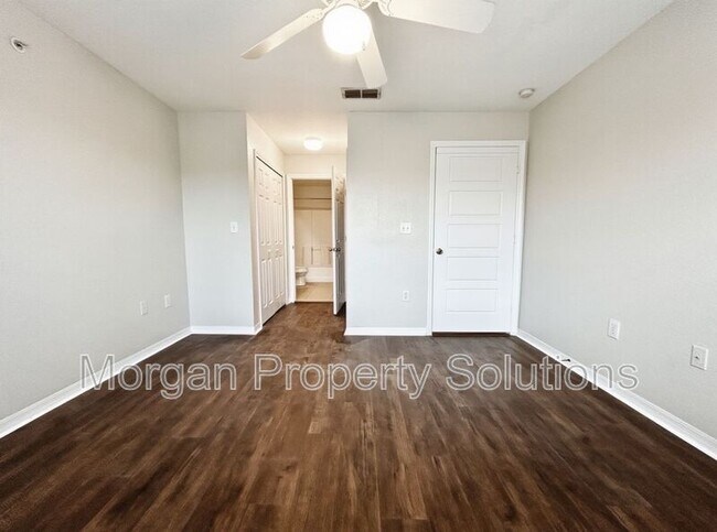 Building Photo - 5463 Vineland Rd