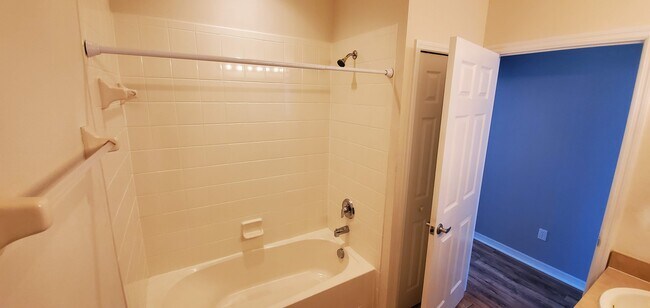 Building Photo - 811 Parker Den Dr