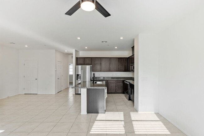 Building Photo - LIKE NEW 3 BEDROOM TOWNHOME
