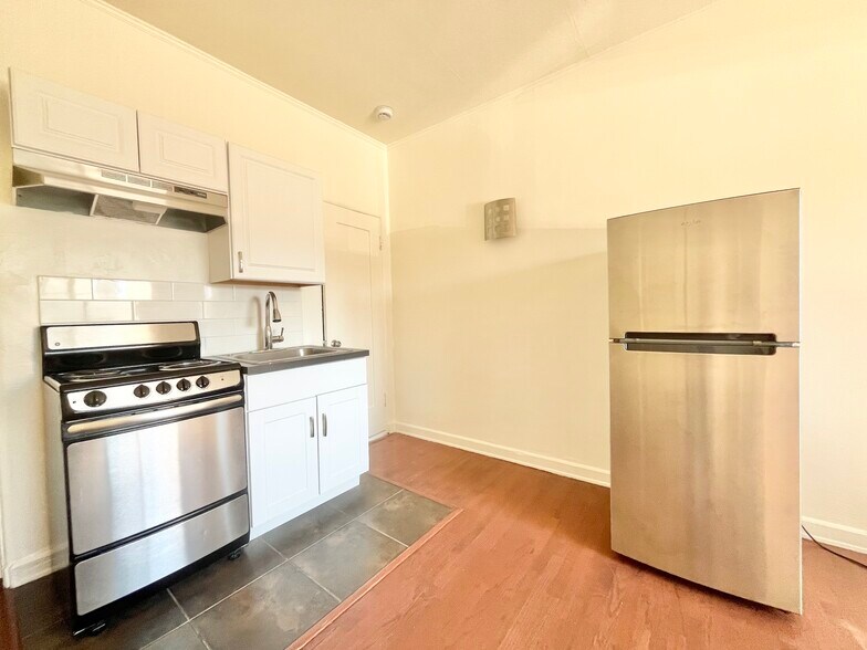 Primary Photo - 652 S Dunsmuir Ave