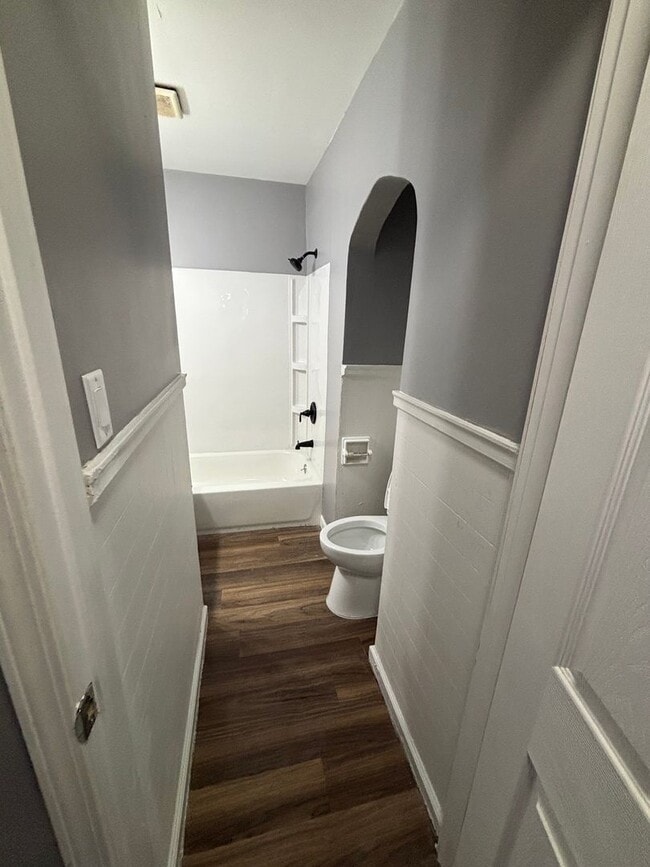 Building Photo - Spacious 4 Bedroom 1.5 Bath House!!