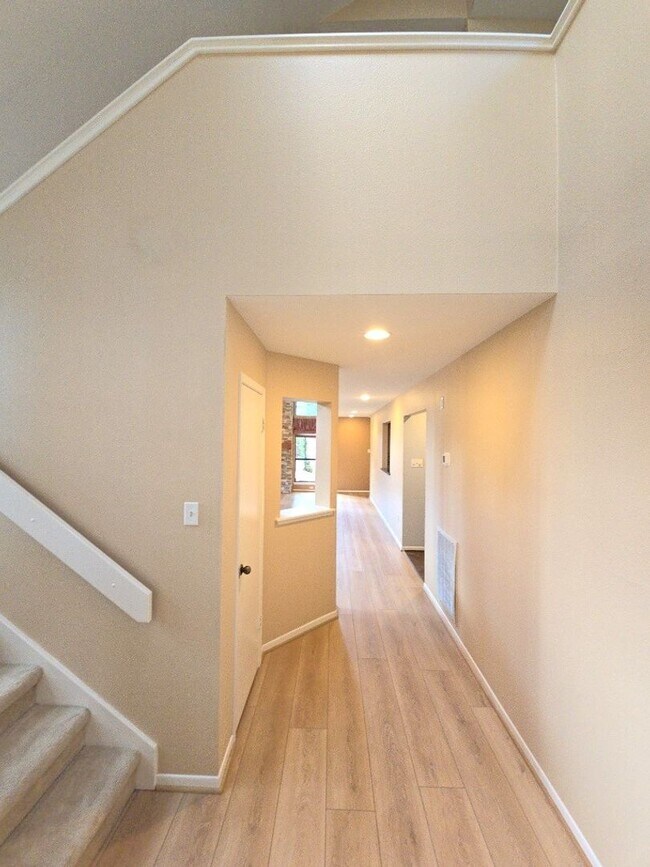 Building Photo - 25 N Mossrock Rd