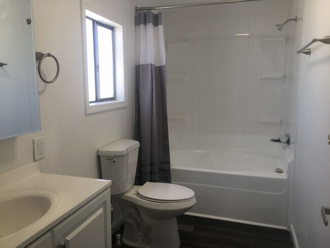 Building Photo - 3 Bedroom, 2 Bathroom Home