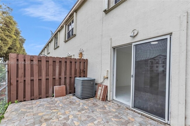 Building Photo - 9193 Fontainebleau Blvd