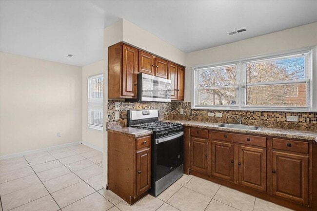 Building Photo - 511 S 6th St