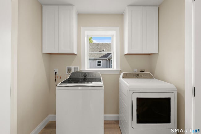 Building Photo - 10 Highland Pl