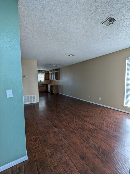 Building Photo - 712 Swan Lake Rd