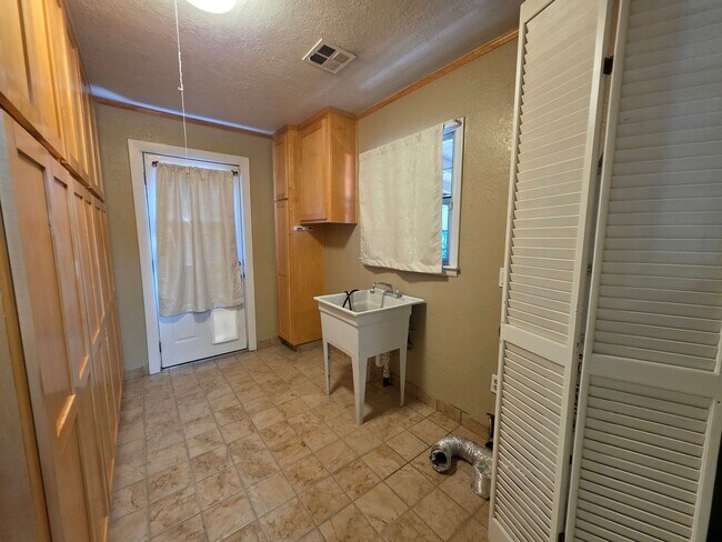 Building Photo - Charming Bungalow in La Loma neighborhood!