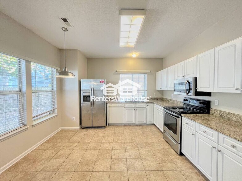 Building Photo - 805 Greystone Trce