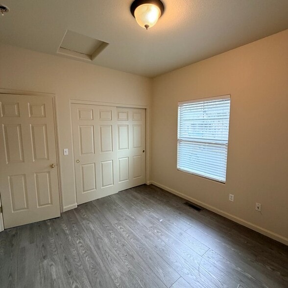 Building Photo - 416 N Cloverdale Blvd