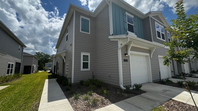 Building Photo - Charming 3BR Townhome with Screened-In Patio