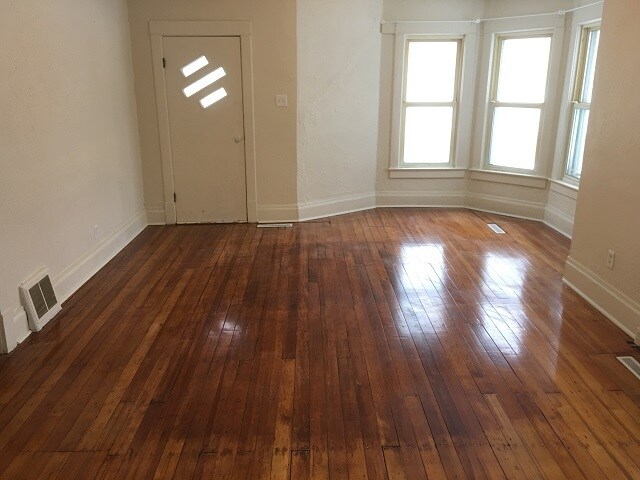 Building Photo - 614 10th St NE