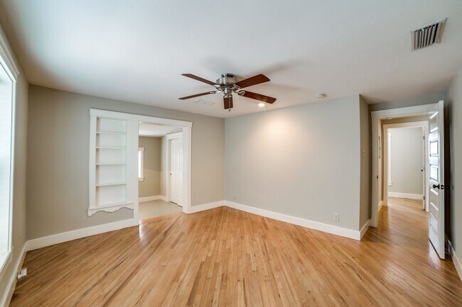 Building Photo - CASTLE HILLS FAMILY HOME