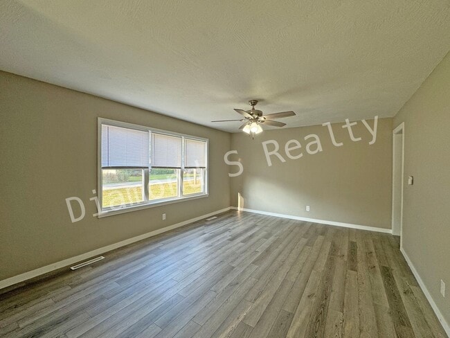 Building Photo - Updated and Located near Mercy Hospital!  ...