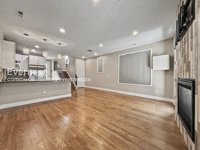 Building Photo - 3 Bed, 3.5 Bath Townhouse with Garage