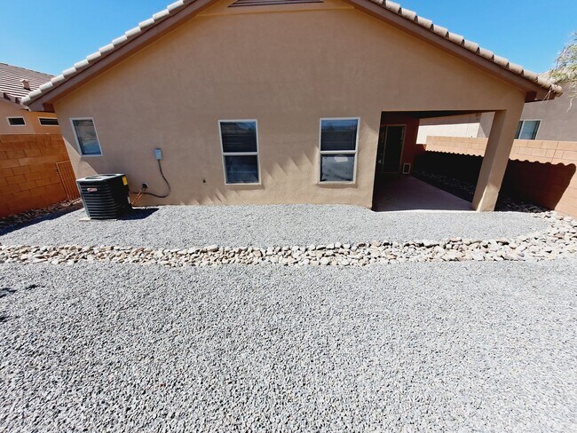 Building Photo - 3 bed 2 bath home in Huning Ranch. Great Yard!
