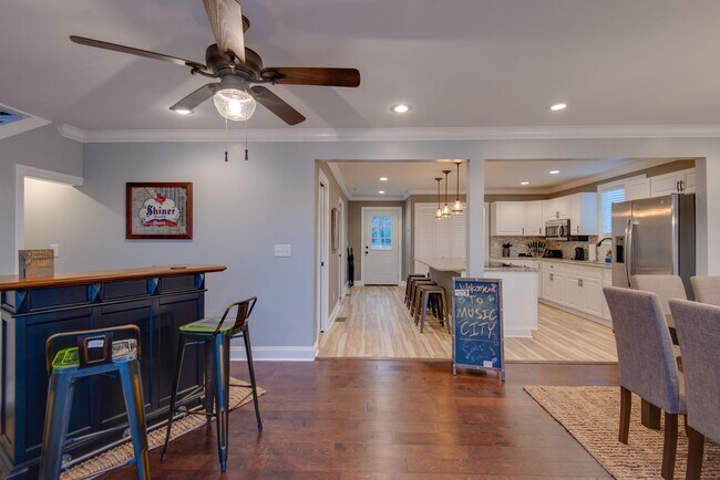 Entry - 410 E Trinity Ln