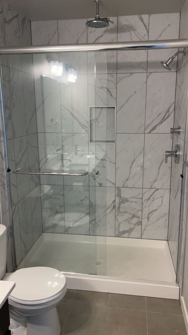 Building Photo - Modern 3-Bedroom Condo in the Heart of Lyn...