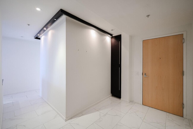 Building Photo - 7157 E Rancho Vista Dr