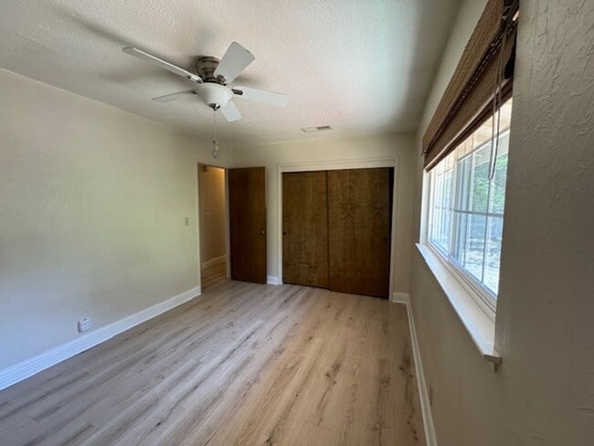 Building Photo - 3 Bedroom, 2 bath home with indoor laundry...