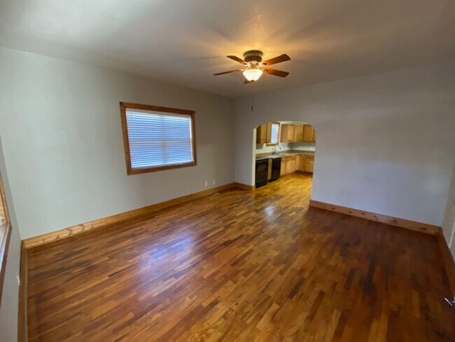 Primary Photo - VERY CLEAN AND SPACIOUS 3 BEDROOM 2 BATH H...