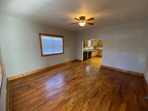 Building Photo - VERY CLEAN AND SPACIOUS 3 BEDROOM 2 BATH H...