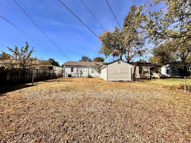 Building Photo - 3516 S St Clair Ave