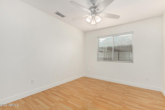 Building Photo - 8338 W Paradise Dr