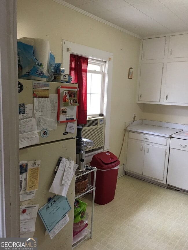 Building Photo - 880 Sunset Dr