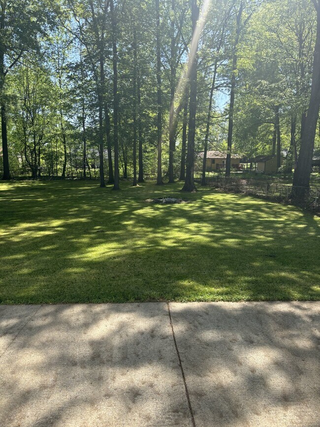Building Photo - 545 Roselawn Dr