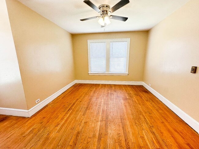 Building Photo - Large 4 bedroom in Highland!