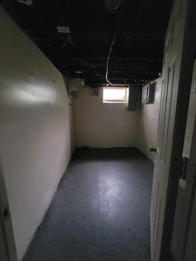 Building Photo - 11696 Lansdowne St