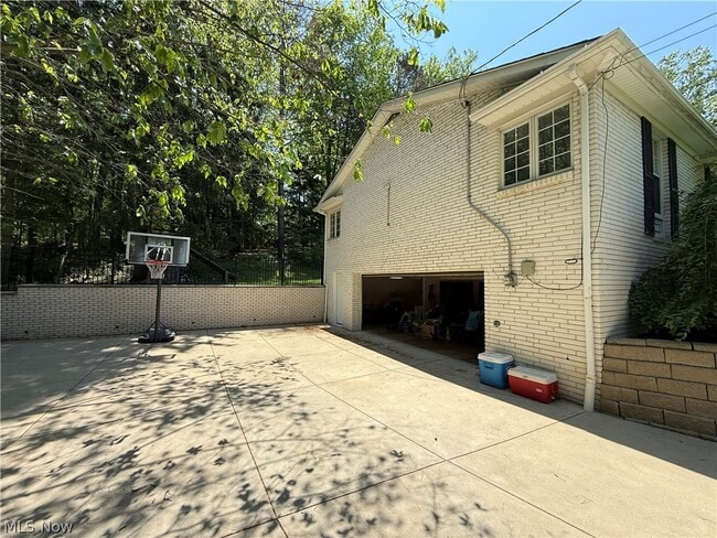 Building Photo - 6803 Cranbrook Dr