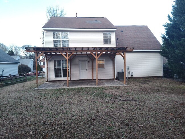 Building Photo - Pristine, 4 bed, 2.5 bath Home Located in the Southbridge Forest Community!