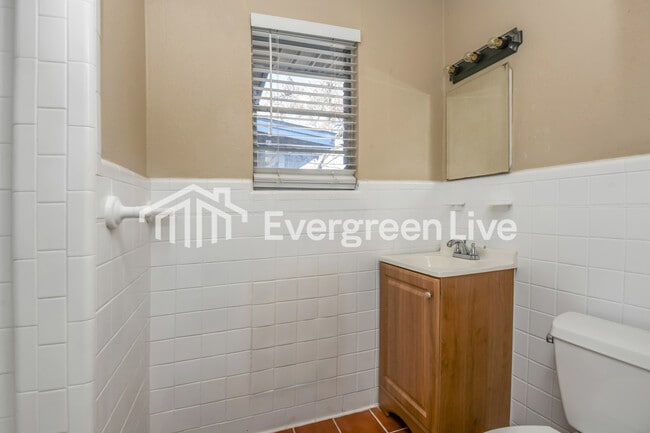 Building Photo - 7105 Robinhood Ln