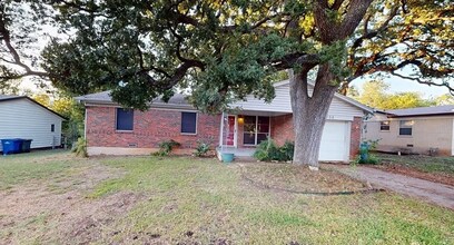 Building Photo - Charming 3-Bedroom Home Under the Oaks! - ...