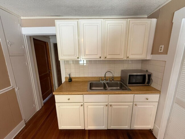 Building Photo - 99-101-101 Mooreland St