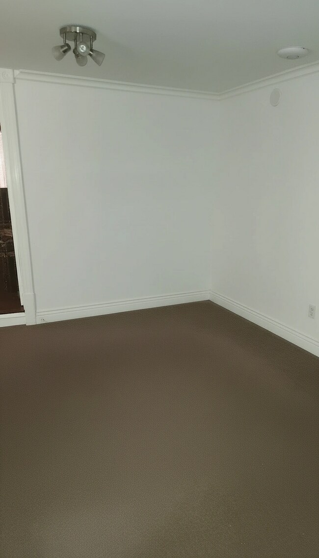 Building Photo - 236 E Main St