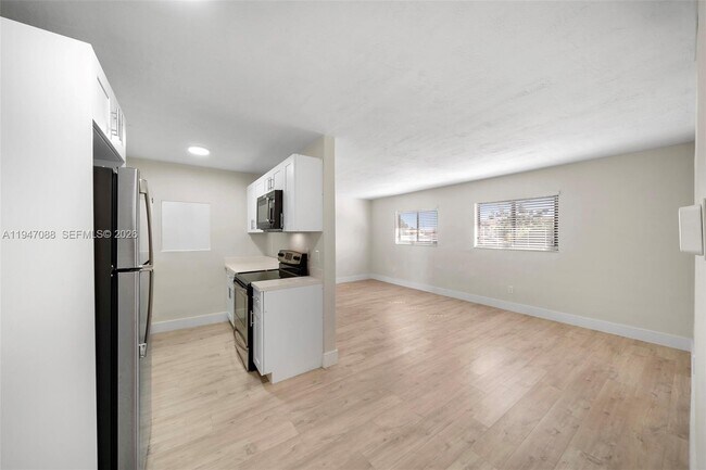 Building Photo - 1330 W 29th St