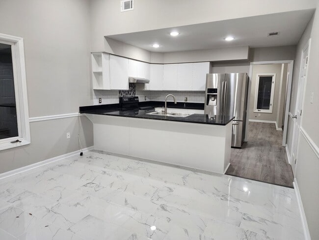 Building Photo - Available Mid MAY -Newly Remodeled, 2 Bedroom, 2.5 bath townhome in Vernon River Plantation.